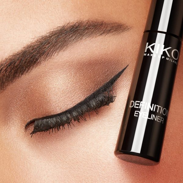 Definition Eyeliner płynny eyeliner z aplikatorem w formie pędzelka Black 5ml For Discount